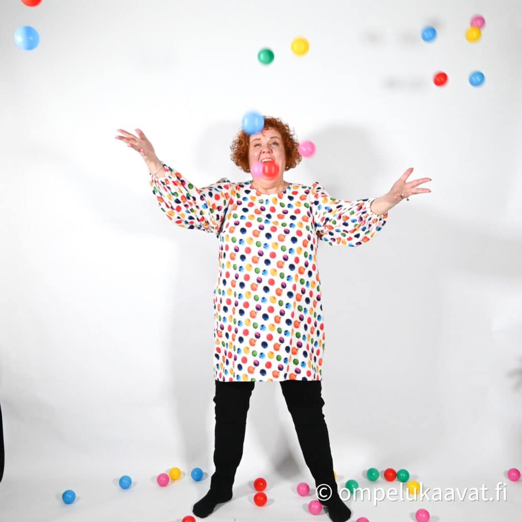 Verna mekossa on pyöreä pääntie, rintamuotolaskokset, vyötärömuotolaskokset sekä etu- että takakappaleelle ja vetoketju sivusaumaan. Pussihihat, joissa on poimuja kädentiellä sekä hihansuussa ja kaksi eri pituutta. Kolme eri helman pituutta. Muotoon ommeltava keskitakasauma ja halkio helmaan