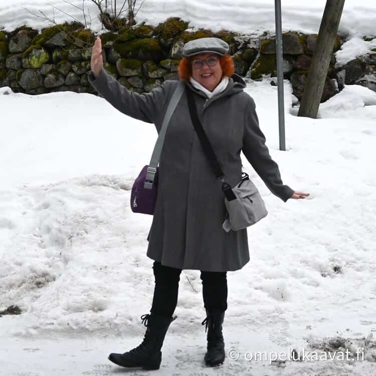 Laukussa on vetoketjutaskun joko laskoksilla tai ilman laskoksia. Sivukappale levenee ylhäältä alaspäin. Näin saatiin laukusta tilavampi ja pohjasta suurempi. Laukun koko on 28 x 20 cm. Laukun sisälle tehtiin tasku ilman vetoketjua.