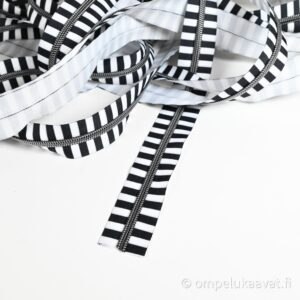 Musta- valkoinen kangas metrivetoketju